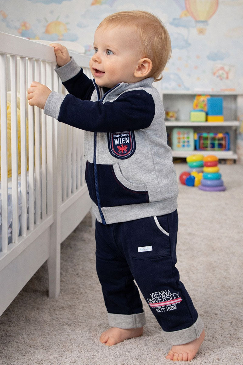 Completo in felpa garzata elasticizzata con scudetto e stampa sul pantalone