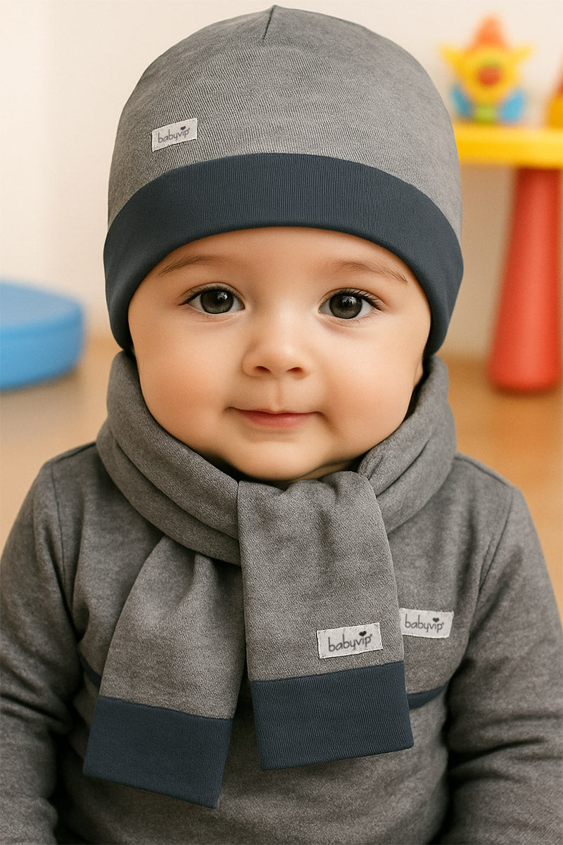 Cappellino con sciarpa coordinata in cotone elasticizzato con etichette Babyvip