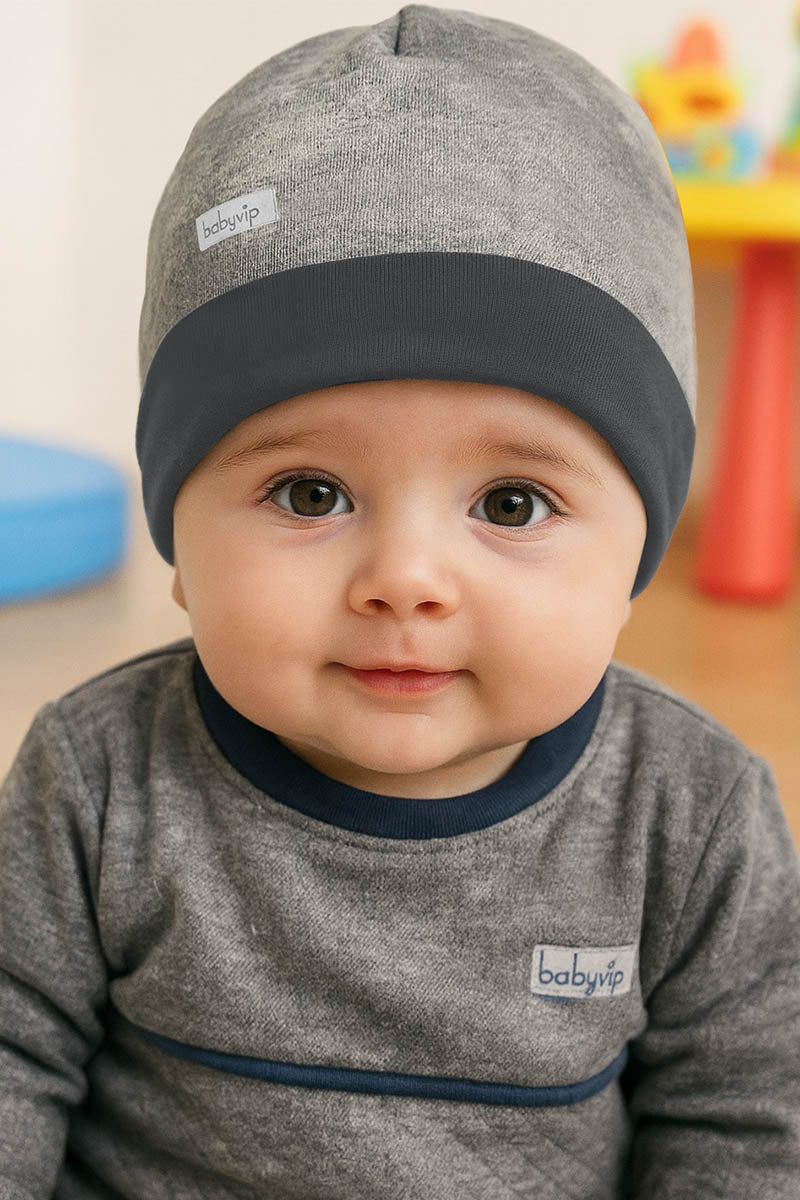 Cappellino in cotone elasticizzato con etichetta Babyvip