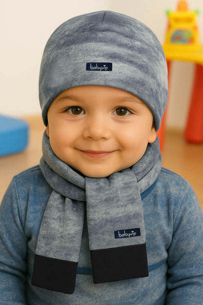 Cappellino e sciarpa in cotone elasticizzato con etichetta Babyvip