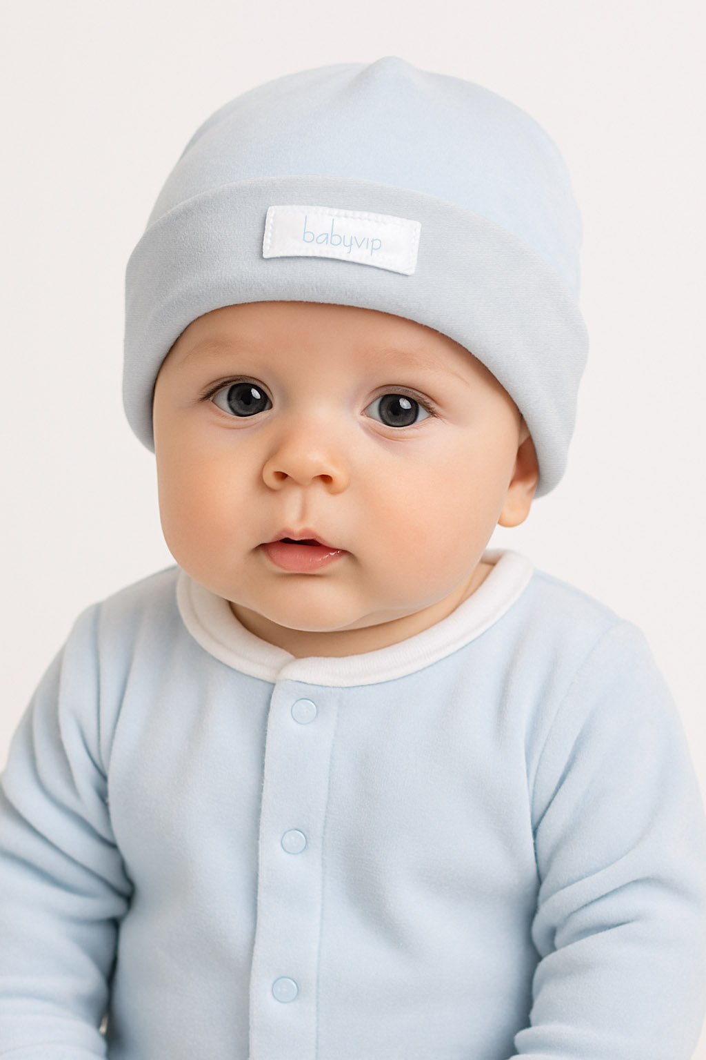 Cappellino in ciniglia con risvolto ed etichetta cucita baby vip