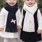 Sciarpa bimba con frange e fiocco rosa e strass
