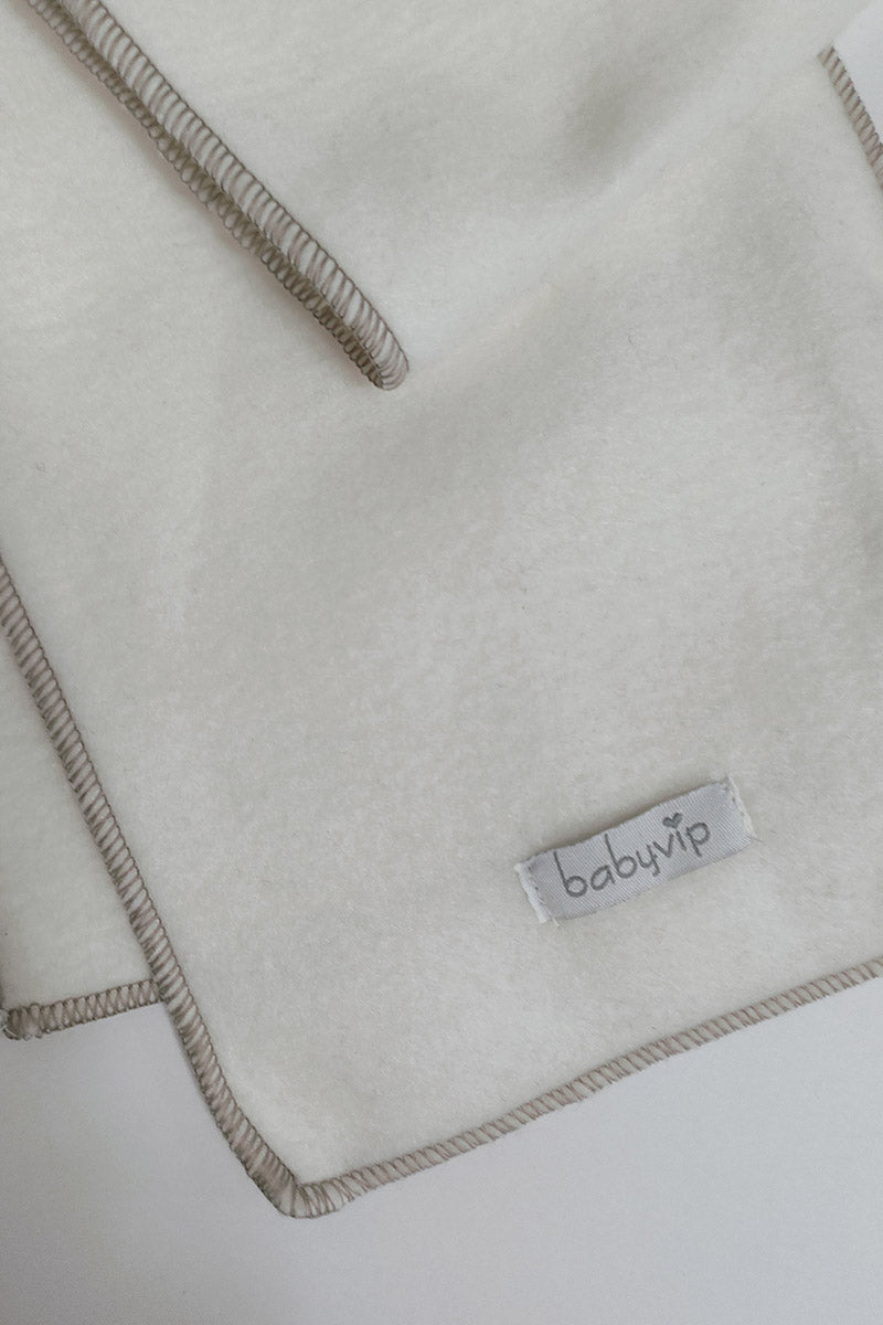 Sciarpa con etichetta Babyvip e profili in contrasto in differenti varianti