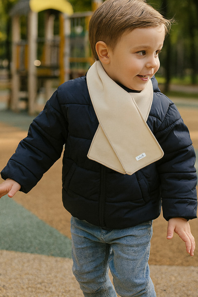 Sciarpa con etichetta Babyvip e profili in contrasto in differenti varianti