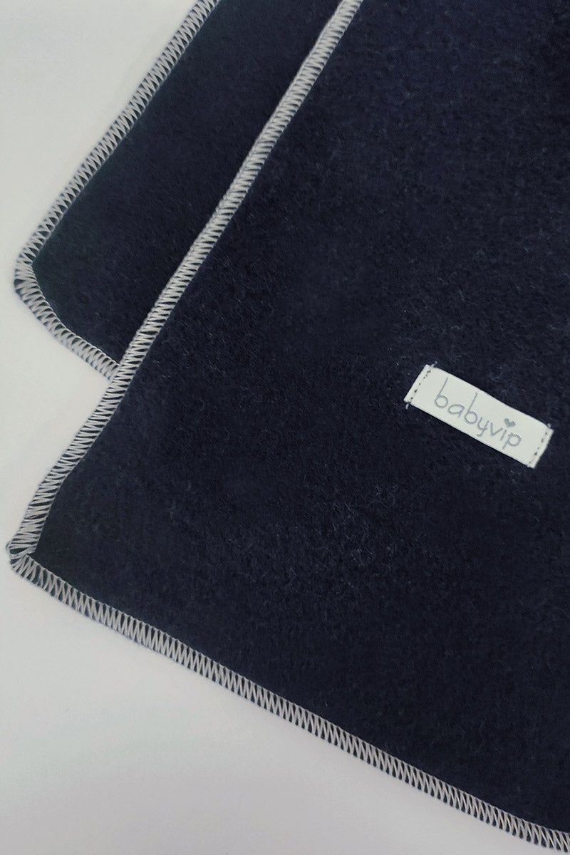 Sciarpa con etichetta Babyvip e profili in contrasto in differenti varianti