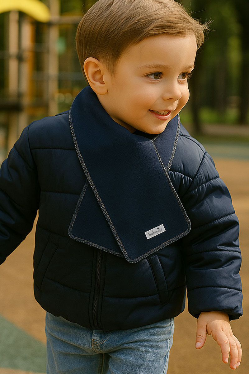 Sciarpa con etichetta Babyvip e profili in contrasto in differenti varianti