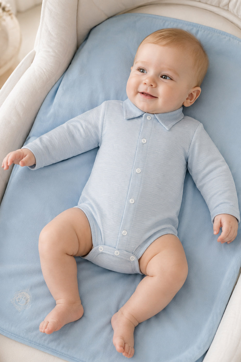 Pacchetto nascita 2 pezzi con body rigato con colletto e copertina in cotone con stampa