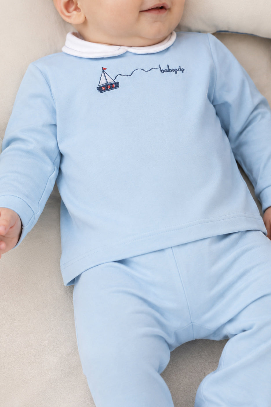 Completo 2 pezzi in jersey con ricamo barchetta