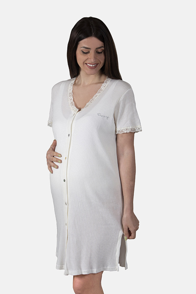 Camicia clinica aperta davanti a mezza manica in cotone con applicazione in pizzo e strass