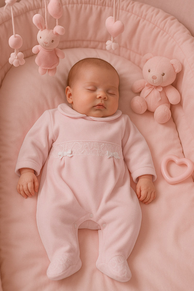 Tutina in ciniglia con inserto in pizzo e nodini in velluto