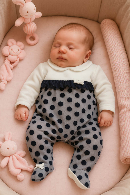 Tutina in ciniglia con inserto in tulle a pois in velluto, balza smerlata e nodino in velluto