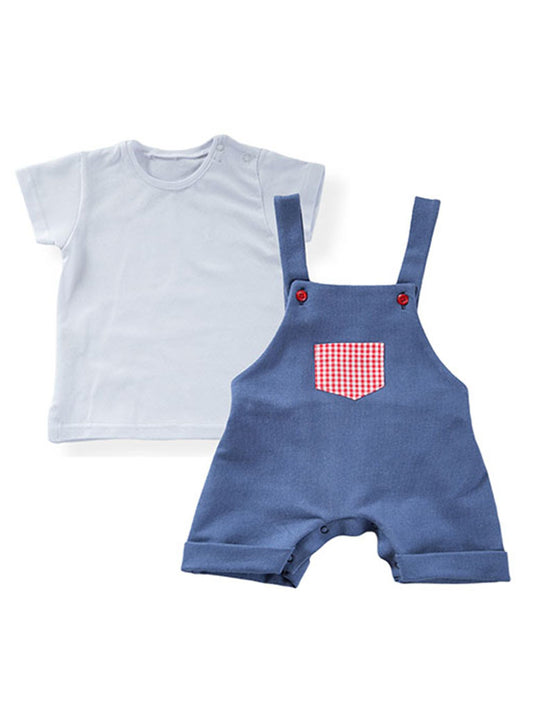 Completo: T-shirt in cotone elasticizzato e Salopette in tessuto effetto jeans elasticizzato con taschino vichy, bottoni in contrasto e risvolti sul fondo