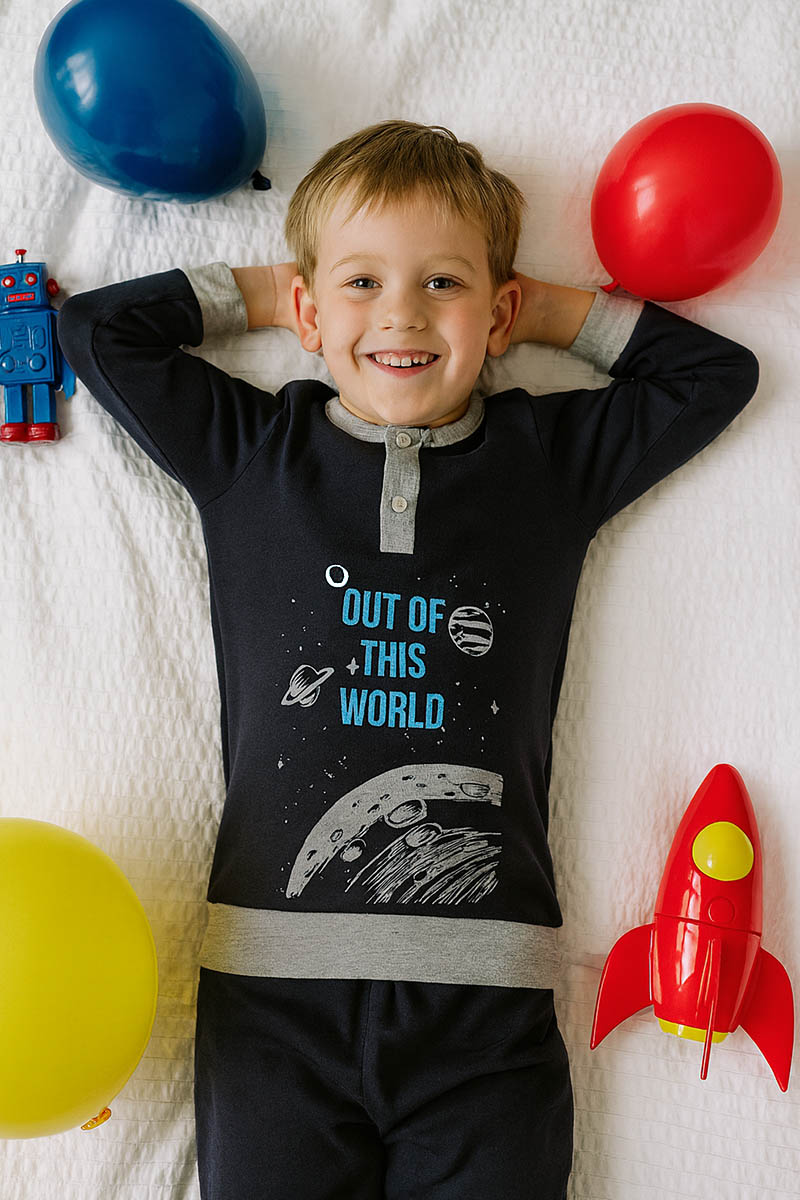 Pigiama in caldo cotone con stampa, fenda e bordi in contrasto