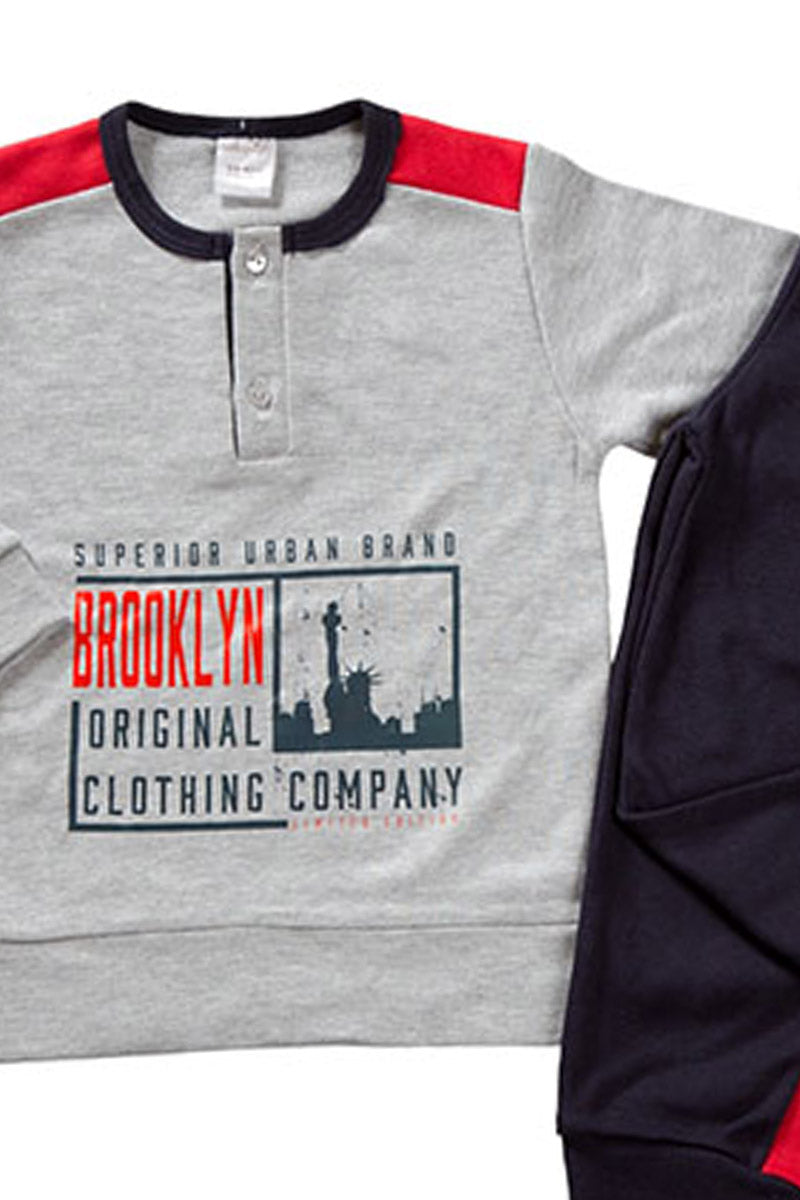 Pigiama in caldo cotone con stampa, fenda, bande su spalla e pantalone in contrasto