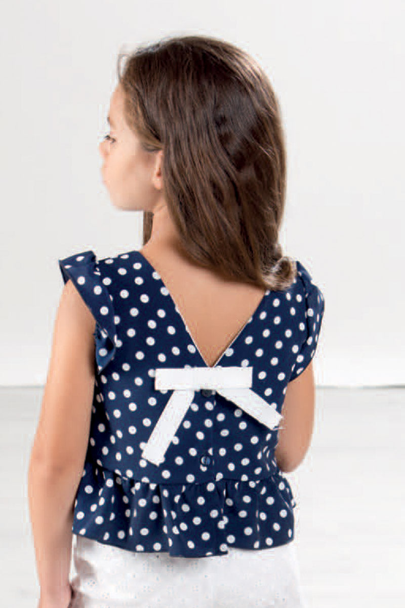 Blusa crepe a pois con balza ed alette arricciate, applicazione e retro con scollatura a “v” e fiocco applicato