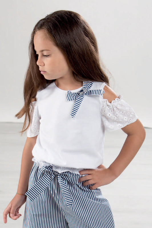 Maglia in cotone elasticizzato con maniche in tela sangallo, fiocco in tela rigata ed applicazione
