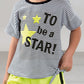Completo con t-shirt in cotone rigata con stampa stelle e nodo sul fondo - short in cotone elasticizzato con inserti a rete in contrasto