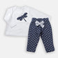 Completo: T-shirt in cotone elasticizzato con stampa + pantalone in maglina a pois con fiocco