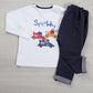 Completo: maglia in cotone con stampa e pantalone in tessuto effetto jeans con risvolti