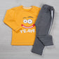 Completo: maglia in cotone elasticizzato garzato con stampa e pantalone in felpa garzata con bande