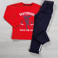 Completo: maglia in cotone con stampa e pantalone in felpa policotton con bande laterali e tasche