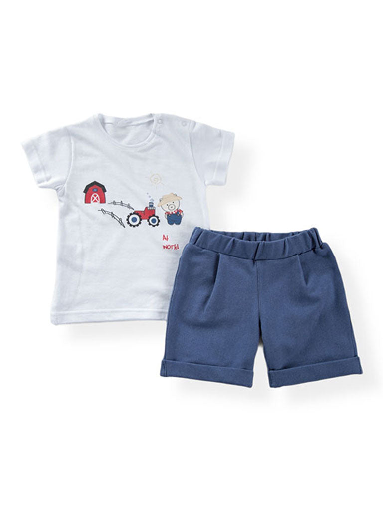 Completo: T-shirt in cotone con stampa + Bermuda in tessuto effetto jeans con pence e risvolti sul fondo