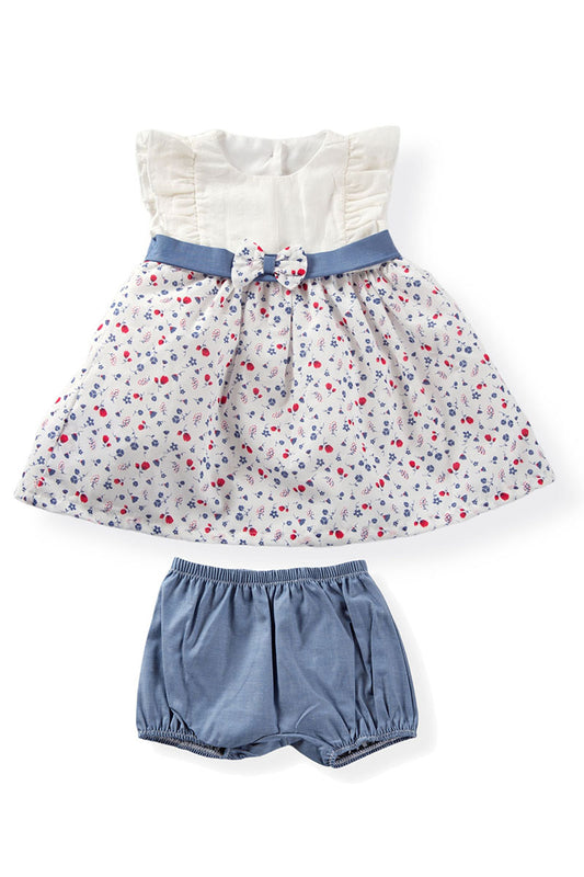 Vestitino in tela di cotone con balze, inserto fantasia floreale, cintura in tela jeans con fiocco applicato e mutandina abbinata in tela jeans