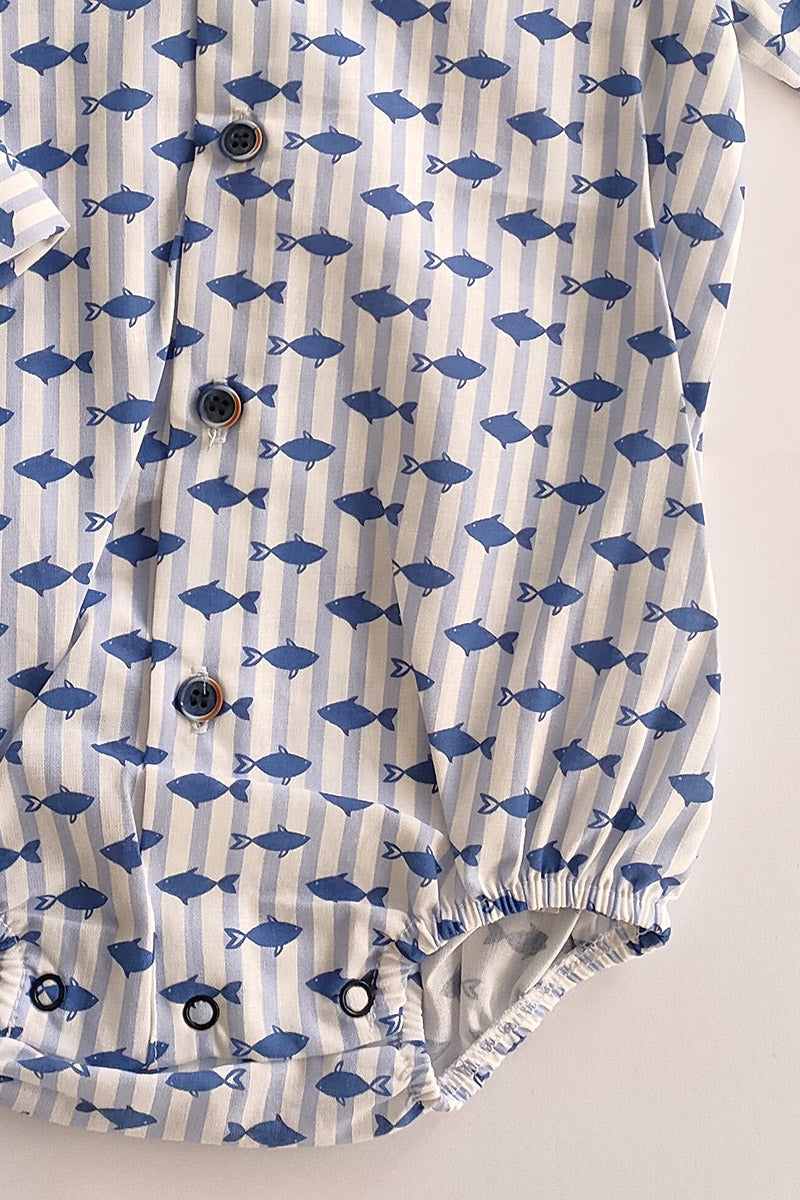 Body camicia in tela di cotone fantasia righe+pesciolini con collo coreana e bottoncini in contrasto