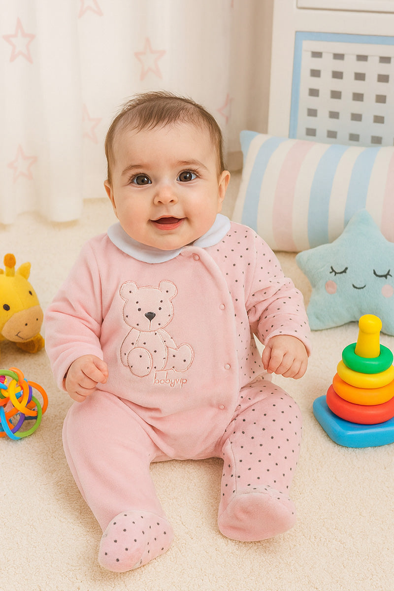 Tutina in ciniglia con apertura anteriore laterale e inserti a pois con ricamo