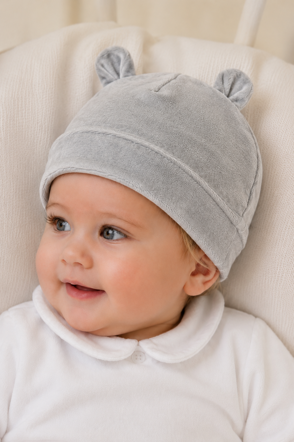 Cappellino in ciniglia con orecchie