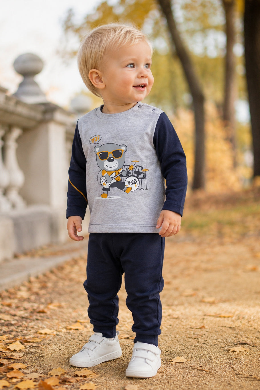Completo: maglia in cotone elasticizzato garzato con stampa e pantalone in felpa policotton