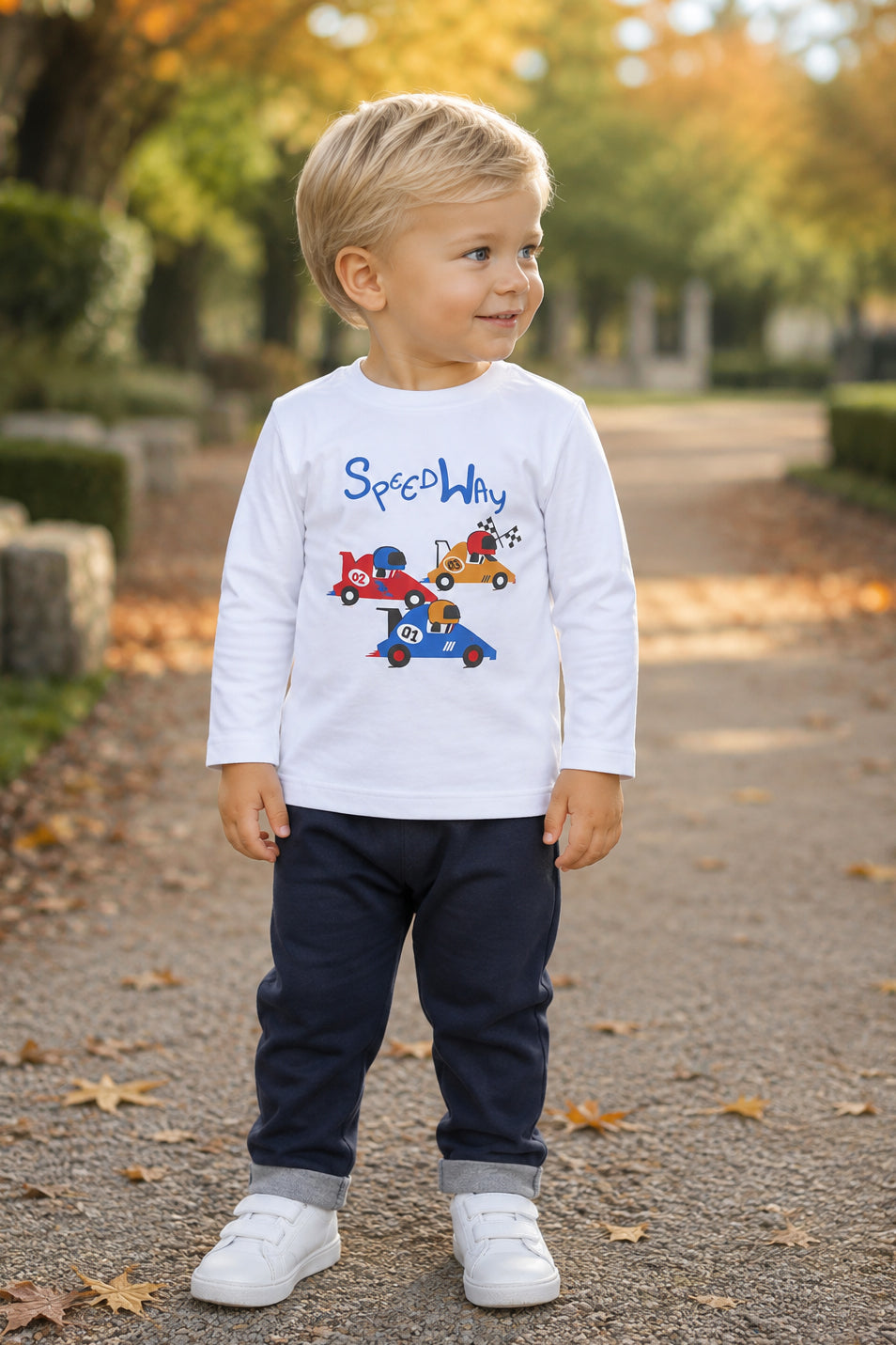 Completo: maglia in cotone con stampa e pantalone in tessuto effetto jeans con risvolti