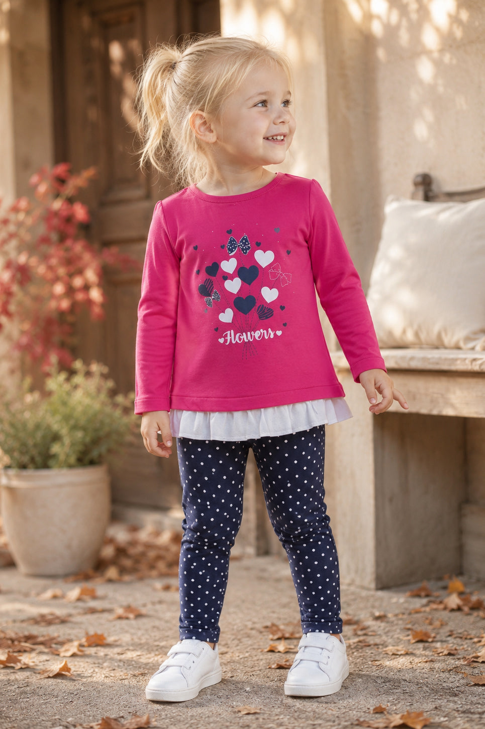Completo: maglia in cotone elasticizzato garzato con stampa, strass e balza con leggings effetto jeans elasticizzato a pois