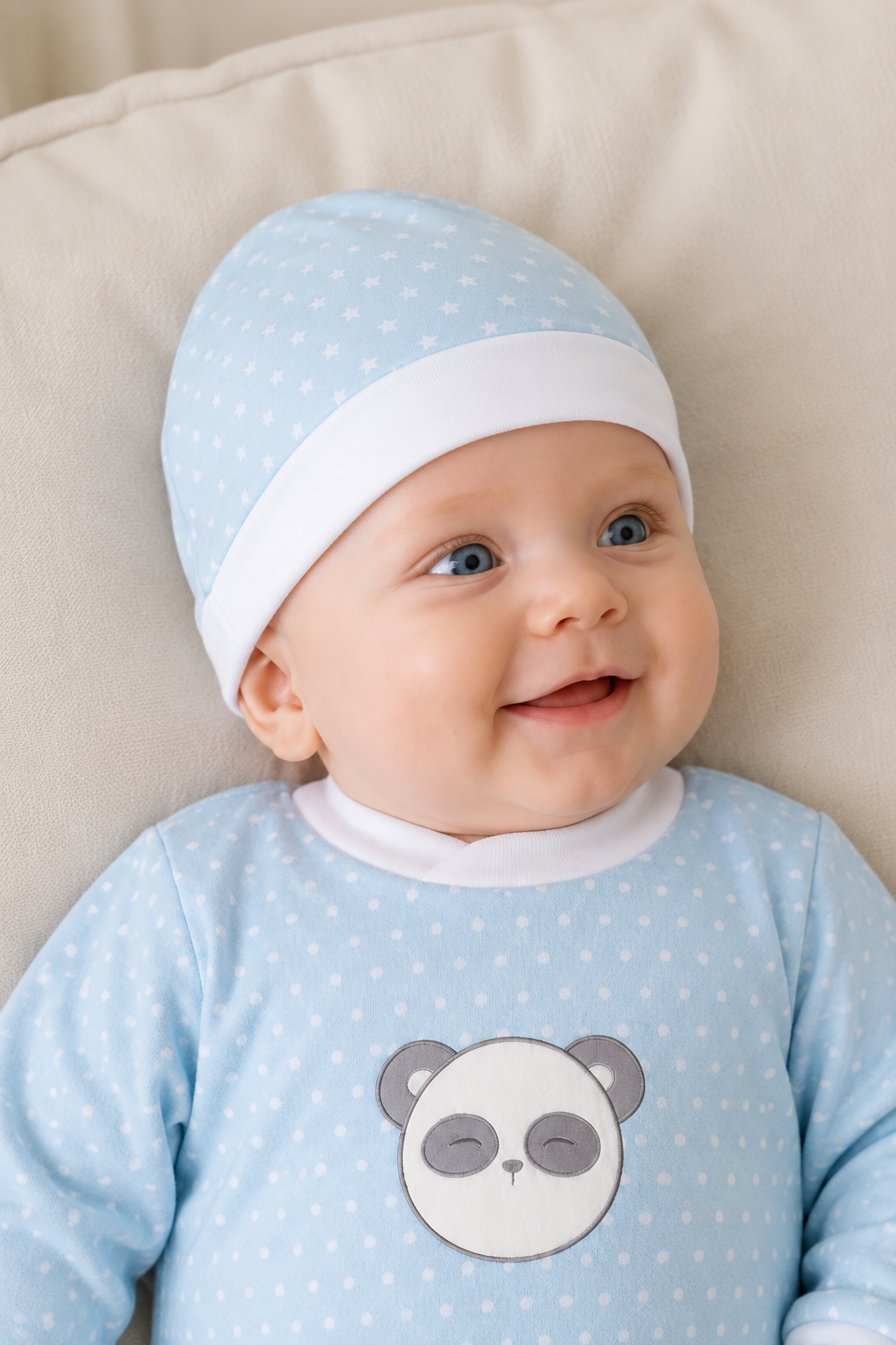 Cappellino in caldo cotone con fantasia stelline