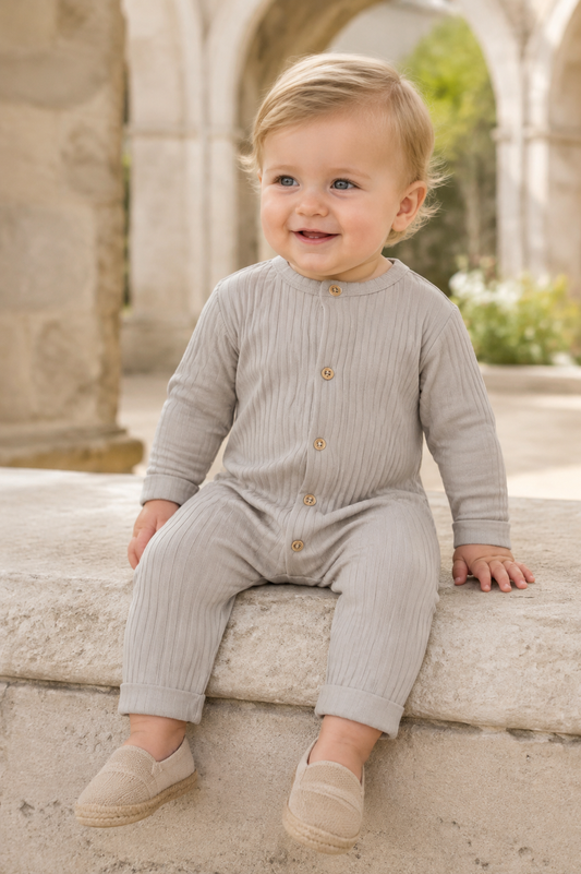 Tutone in cotone a manica lunga raglan in costina organica con abbottonatura sul davanti